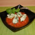 Basilikum-Knödel mit Tomatensauce