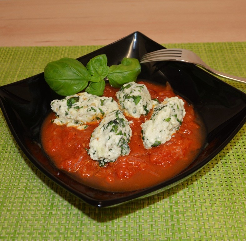 Basilikum-Knödel mit Tomatensauce