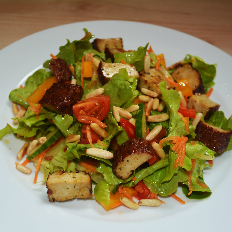 Bunter Salat mit Räuchertofu