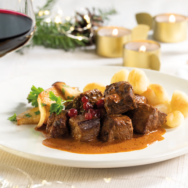 Rotwein-Damwildgulasch mit Kräuterseitlingen und Preiselbeeren