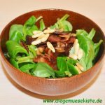 Feldsalat mit Dörrfleisch und Pinienkernen