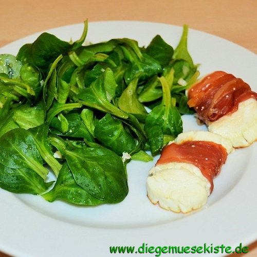 Feldsalat mit Ziegenkäse- Serrano-Päckchen