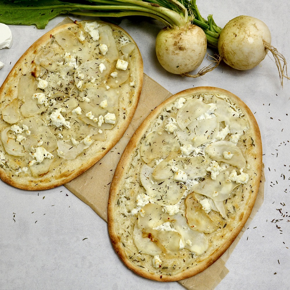 Mairübchen-Flammkuchen mit Ziegenkäse
