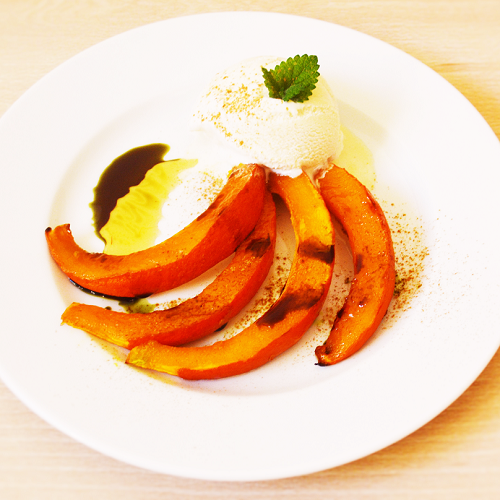 Gebackener Kürbis mit Vanilleeis