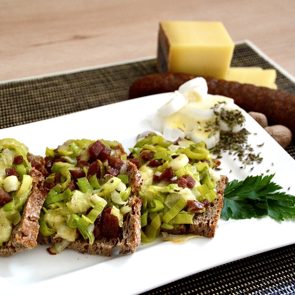 Lauch-Kaminwurzen-Crostini