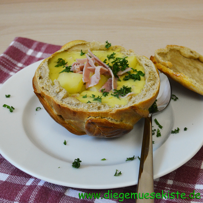 Kartoffel-Lauch-Suppe in Brotteigtassen