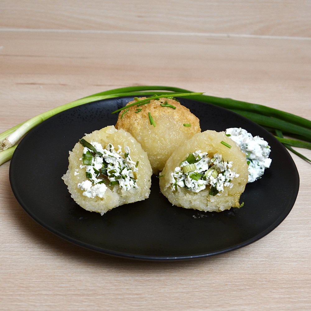 Knödel mit Ricotta-Bundzwiebel-Füllung