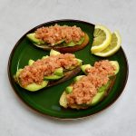 Bruschetta mit Avocado und Lachs-Tatar