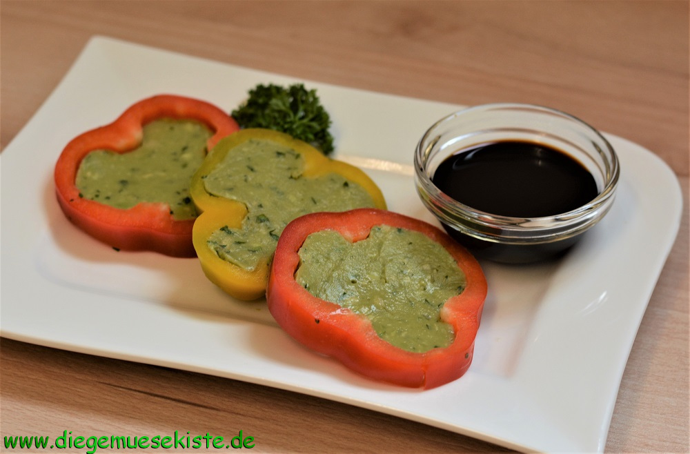 Paprika mit AvocadoFüllung Die Gemüsekiste
