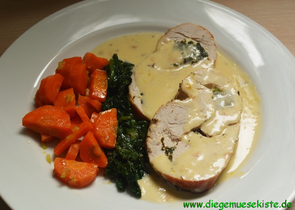 Putenrollbraten mit Spinat-Ricotta-Füllung und Möhrengemüse – Die ...