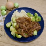 Rosenkohl mit Zwiebelragout und Kartoffelpüree