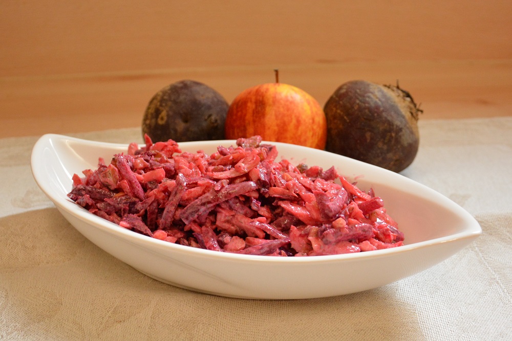 Rote Bete Salat mit Äpfeln und Walnüssen