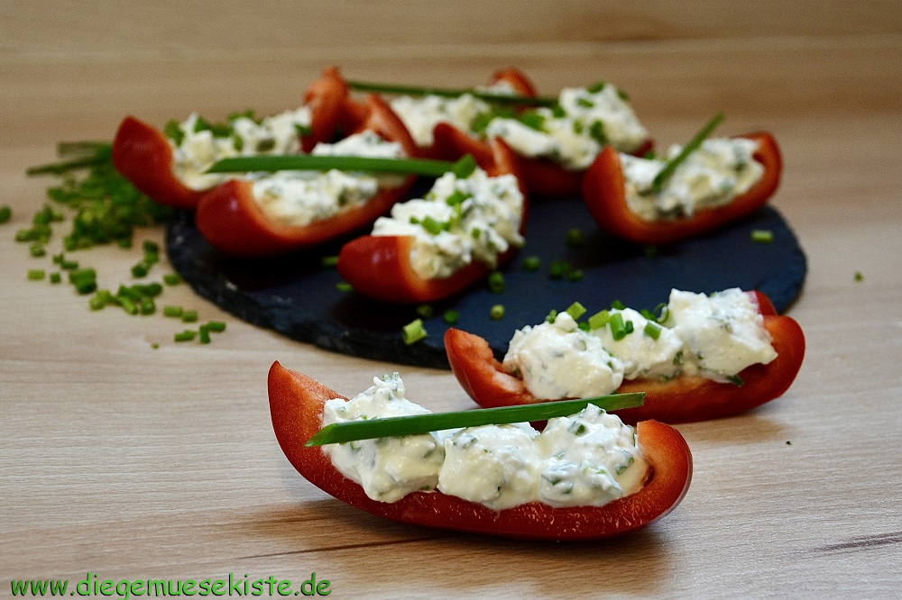 Feta-Schnittlauch-Mousse auf Paprika-Schiffchen – Die Gemüsekiste Feta-Schnittlauch-Mousse auf Paprika-Schiffchen – Die Gemüsekiste