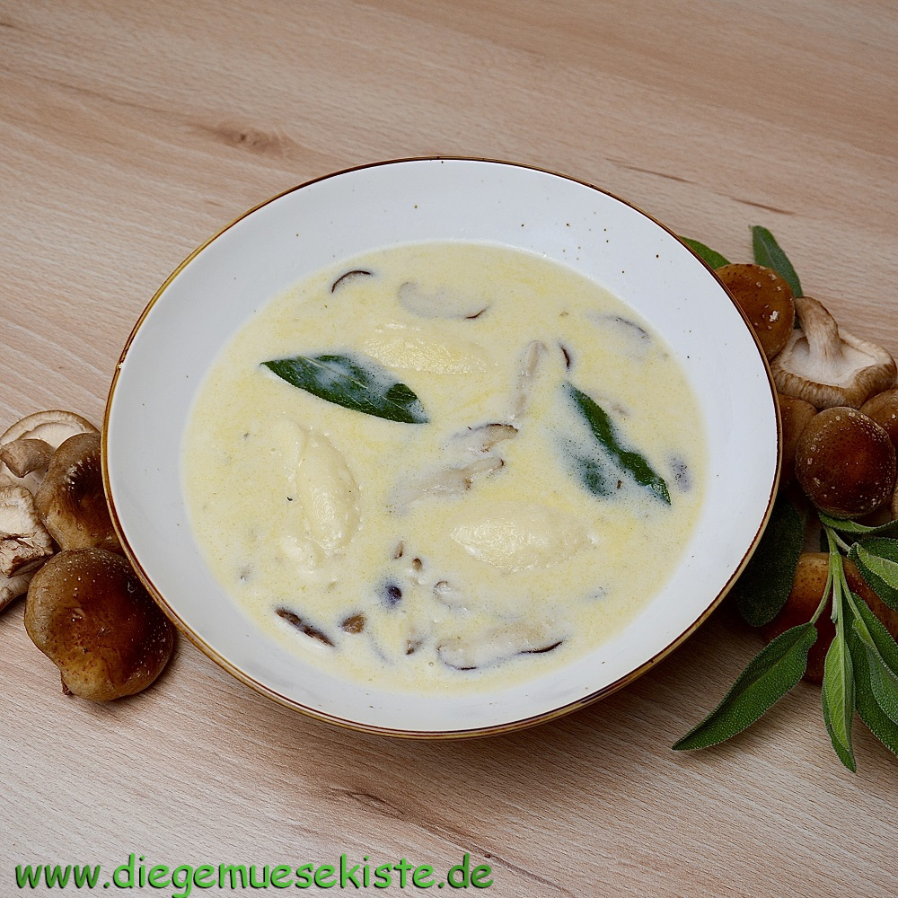 Shiitake-Salbei-Suppe mit Grießklößchen