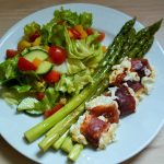 Grüner Spargel mit Ziegenkäse-Päckchen und Salat