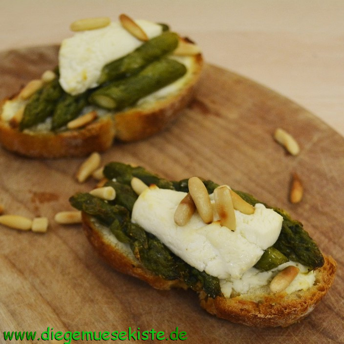 Spargel-Bruschetta mit Ziegenkäse