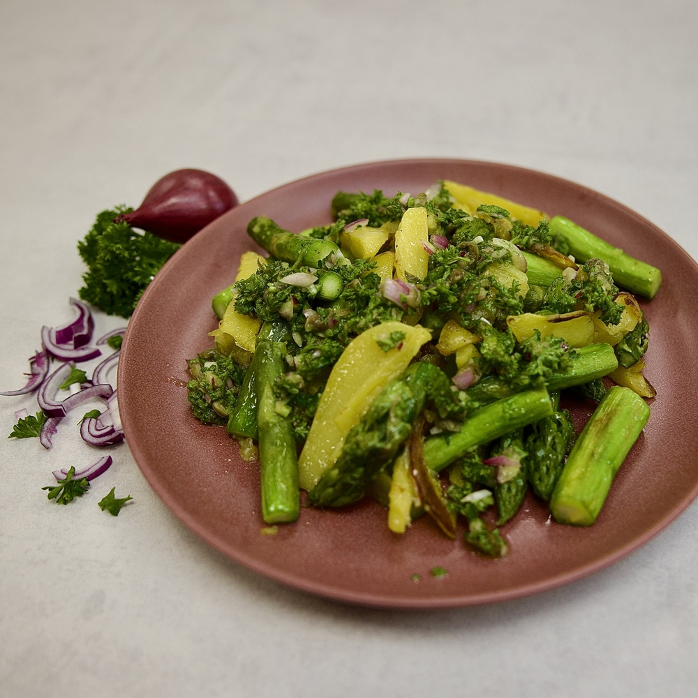Grüner Spargel mit Kartoffeln vom Blech