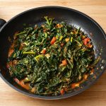 Blattspinat mit Tomaten