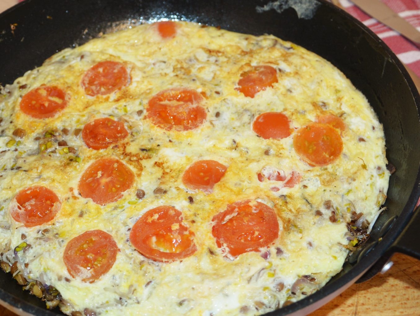 Sprossen-Omelett mit Tomaten
