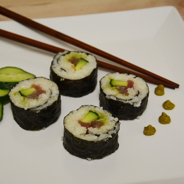 Sushi mit Gurke und Thunfisch