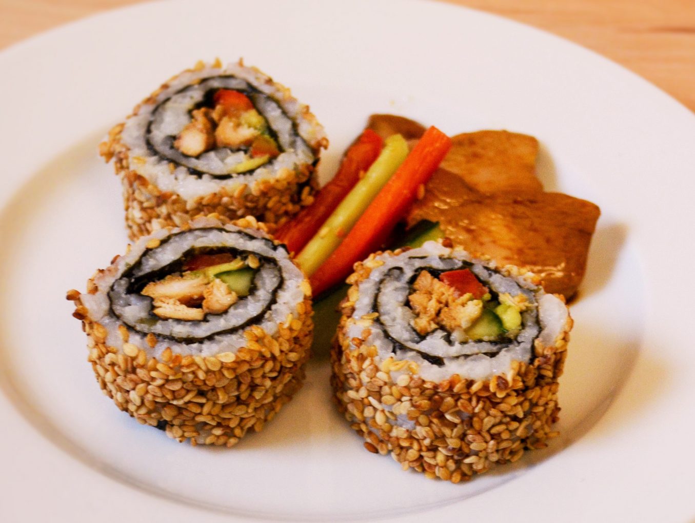 Sushi-Rolle mit Hähnchenbrust