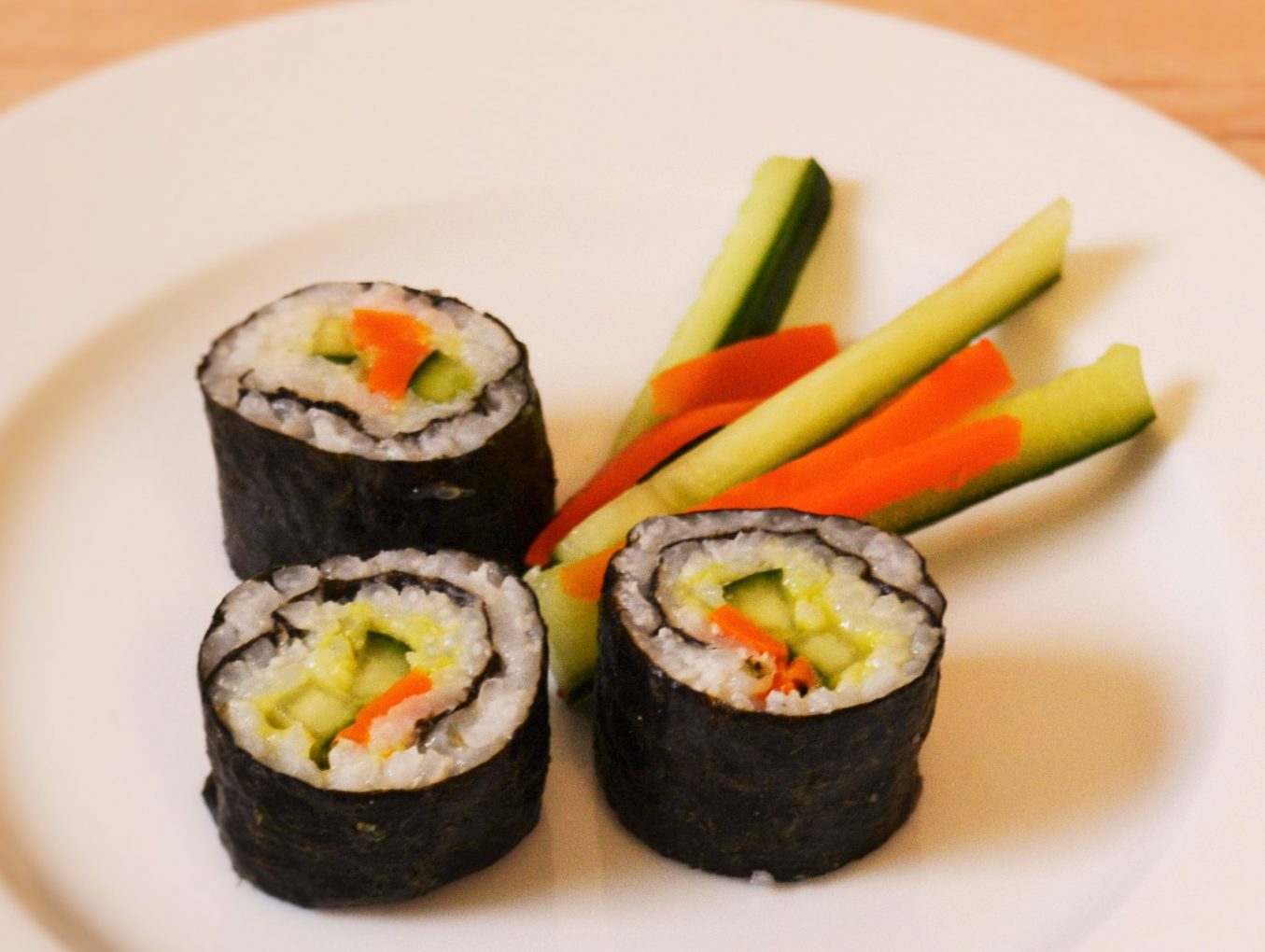 Sushi mit Möhre und Gurke