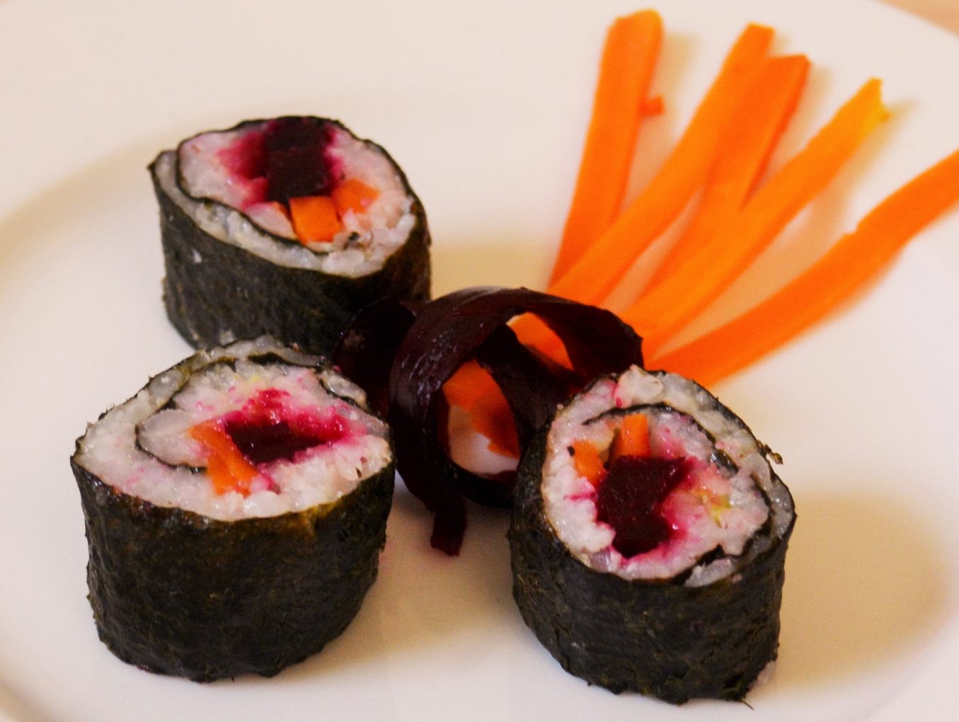 Sushi mit Möhre und Rote Bete
