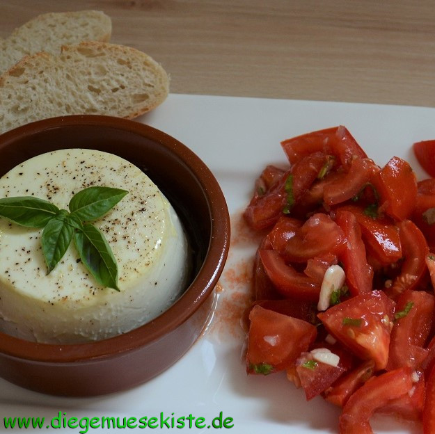 Tomatensalat mit gebackenem Ricotta