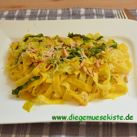 Safran-Wirsing mit Tagliatelle