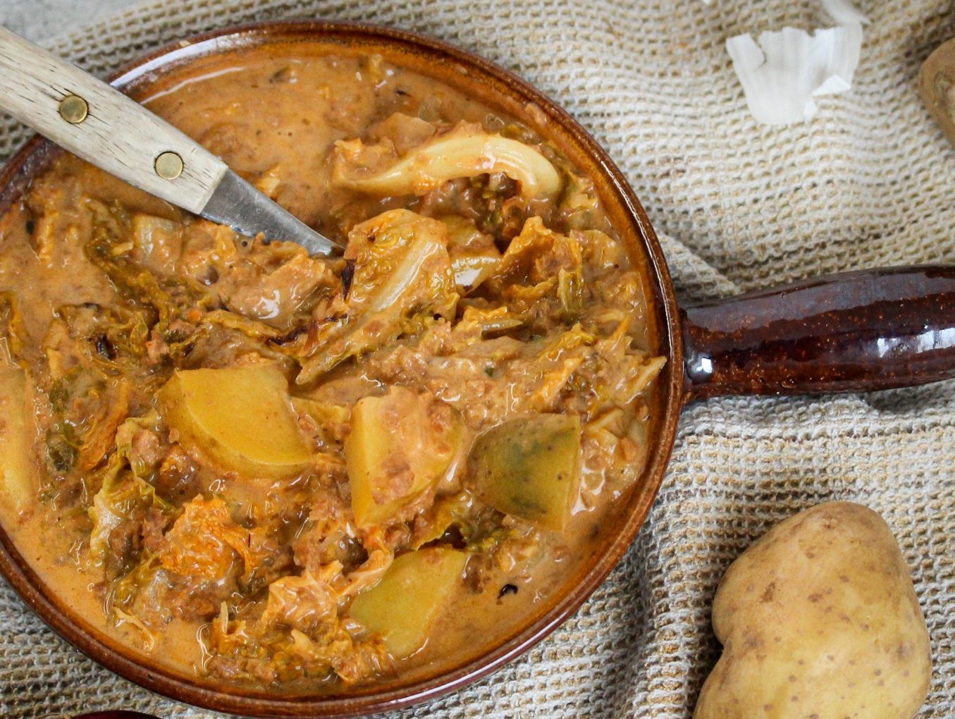 Wirsing-Kartoffel-Topf mit veganem Hack