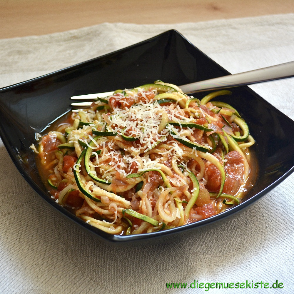 Zucchini-Spaghetti mit Tomatensauce