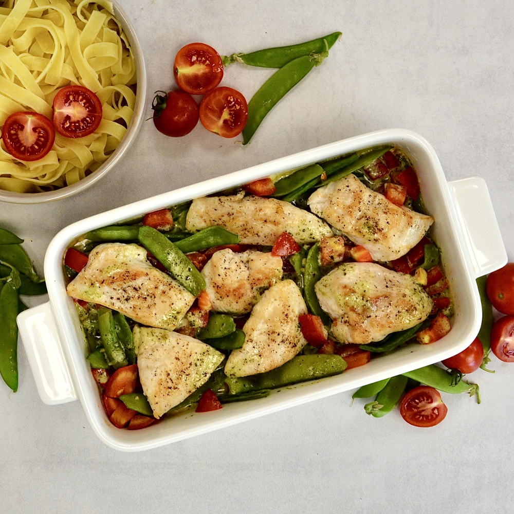 Hähnchenfilet mit Zuckererbsen in Pesto-Sahne