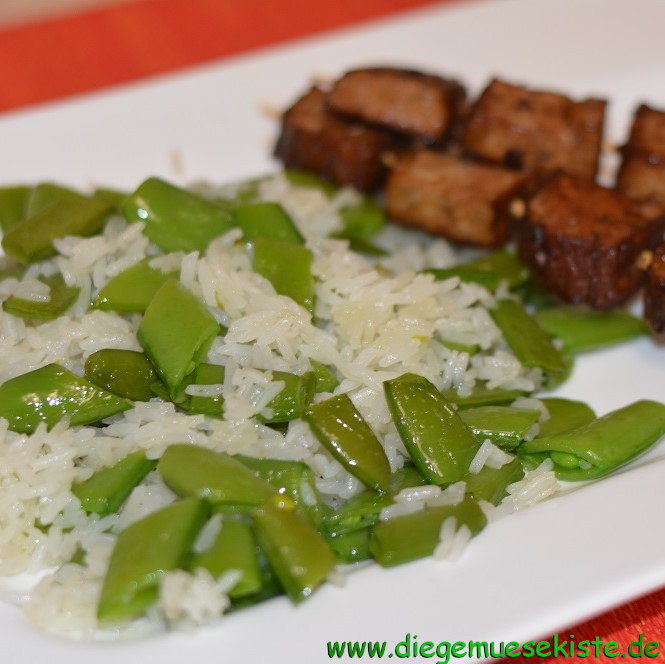 Zuckererbsen-Reis mit Tofu-Spießen
